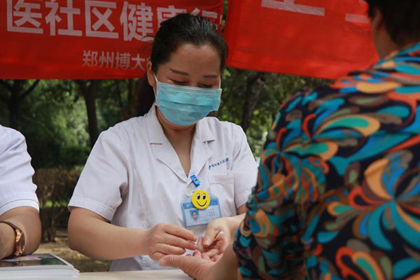 <义诊进社区，关爱在身边>郑州博大医院公益行走进燕乐小区