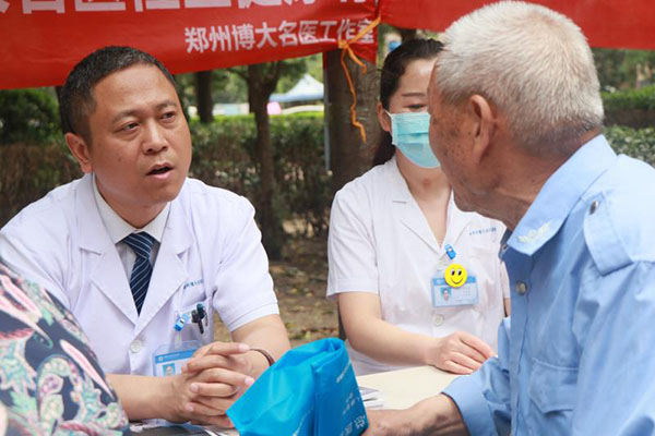 <义诊进社区，关爱在身边>郑州博大医院公益行走进燕乐小区